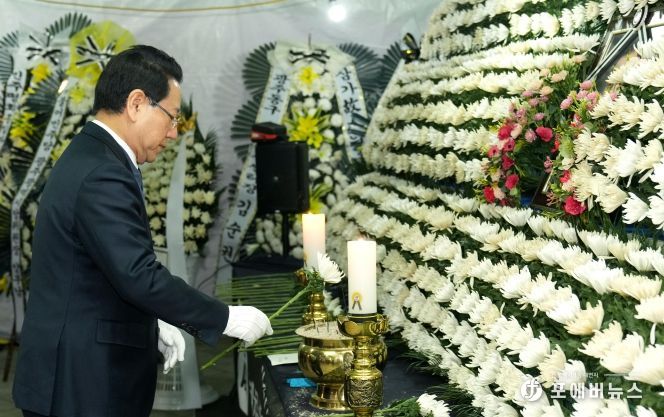 김영록 전라남도지사가 28일 광주 5·18 민주광장에 마련된 고 이해찬 민주평통자문회의 수석부의장 분향소를 방문해 조문하고 있다.