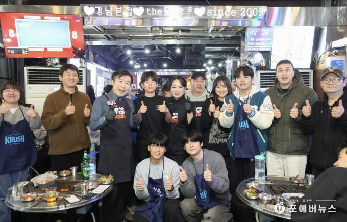 28일 ‘2026 케미스트릿 강남역 푸드위크’에서 전성수 서초구청장(뒷줄 왼쪽에서 세번째)과 정지선 셰프(뒷줄 왼쪽에서 다섯번째)가 손님들과 함께 기념사진을 찍고 있다.