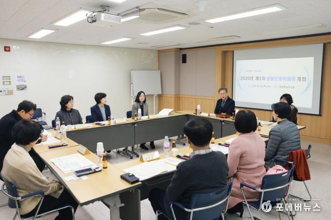 장인홍 구청장이 생활보장위원회 위원들과 안건을 논의하고 있다.