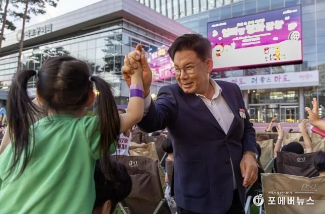 마포구민광장에서 ‘엄빠랑 영화 광장’ 행사가 개최됐다