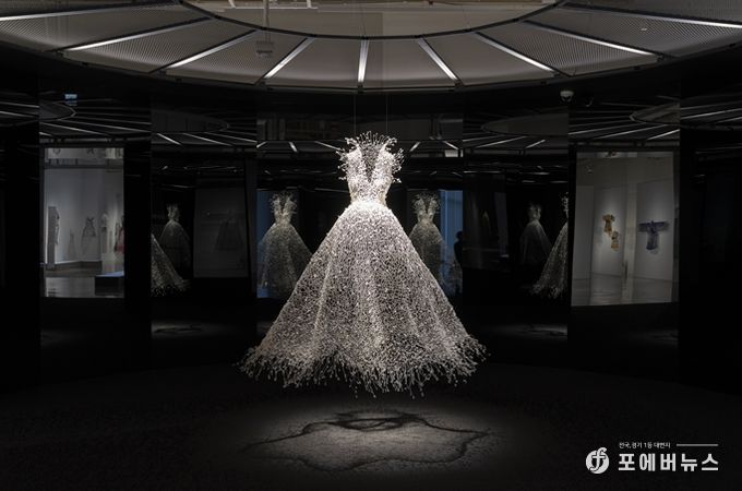 'Dreaming' 백매(White Plum), 2024, 철사, 비즈, 직물