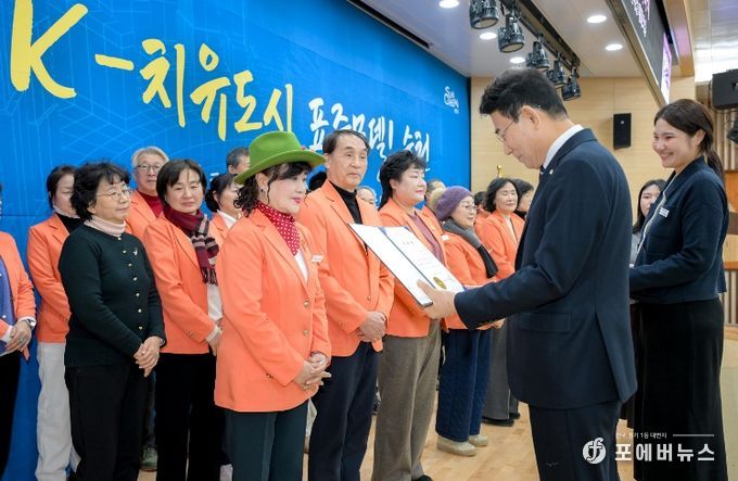 노관규 순천시장이 지난 29일 시청 대회의실에서 순천시 해설사에게 위촉장을 전달하고 있다.