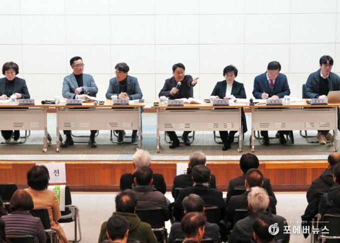 강기정 광주광역시장이 30일 광주교통공사 대회의실에서 열린 ‘광주전남 행정통합 건설·안전·교통·노동 분야 시민공청회’에 참석해 행정통합 추진사항을 설명한 후 참석자들의 의견을 수렴하고 있다. /광주광역시 제공