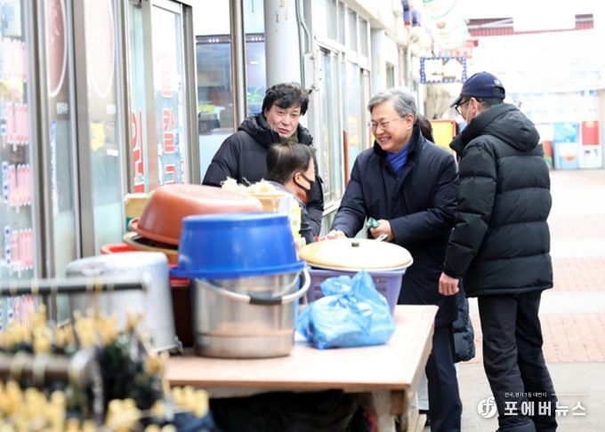 장인홍 구로구청장이 구로시장을 방문해 상인과 반갑게 인사를 나누고 있다.