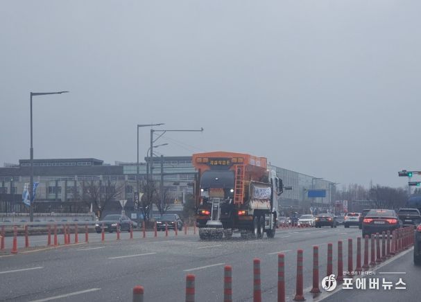 지난 1월 11일 제설차량으로 도로에 제설제를 살포하는 모습.