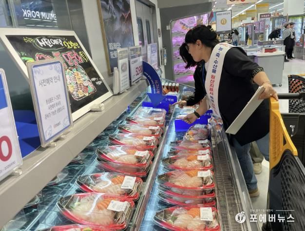 화성특례시 관계자가 2025년 추석 원산지 표시 점검을 하고 있다