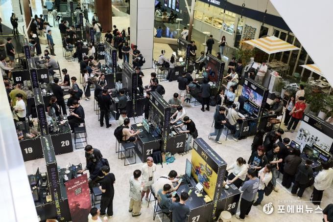 시민들이 성남시 대표 게임 축제인 '2025 GXG' 행사장에 설치된 게임부스를 체험하고 있다.(2025년 자료사진)