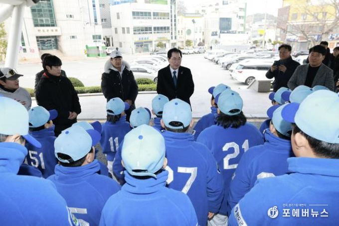 선수단을 격려하는 신우철 군수)