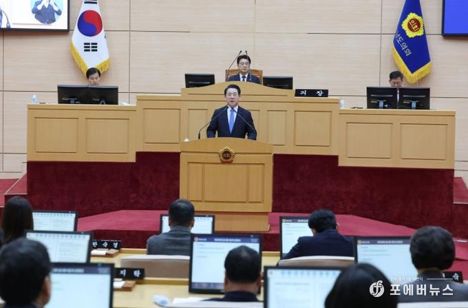 전라남도의회 제396회 임시회 2차 본회의 사진-김영록 전라남도지사가 4일 전남도의회 본회의장에서 열린 제396회 임시회 2차 본회의에서 ‘전남·광주 행정통합에 대한 의견청취의 건’에 대한 제안설명을 하고 있다.