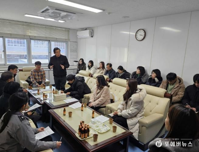 1월 14일 귀인초등학교에서 권주홍 안양시 옴부즈만 위원장이 학부모 및 학교 관계자들과 간담회를 갖고 통학로 안전 확보를 위한 건의 사항을 청취하고 있다