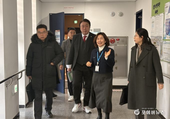 인천시의회 신충식 의원이 지난 12일 검단구 분구를 앞두고 ‘검단노인복지관’을 찾아 운영 실태에 관해 이야기를 들은 후 복지관 및 인천시 관계자들과 함께 복지관 내 시설들을 둘러보고 있다.