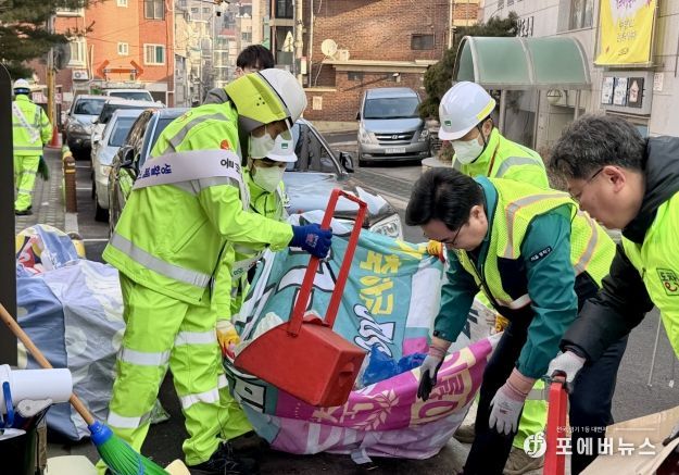 박일하 동작구청장이 18일, 상도동 일대 빌라 밀집지역 이면도로에서 동작구 환경공무관들과 생활 쓰레기 수거 작업을 하고 있다.