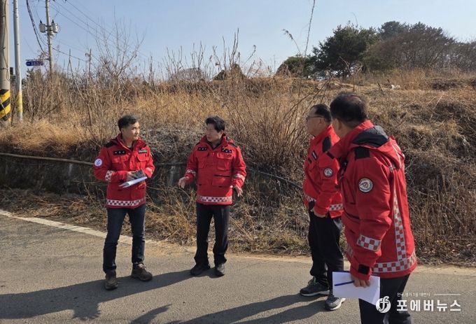 고흥군, 설 연휴 산불 예방 현장 점검 (3) - 공영민 고흥군수가 지난 18일 산불 발생 위험이 높은 산림 연접지를 찾아 현장 근무자들과 함께 취약 요인을 점검하고 있다.