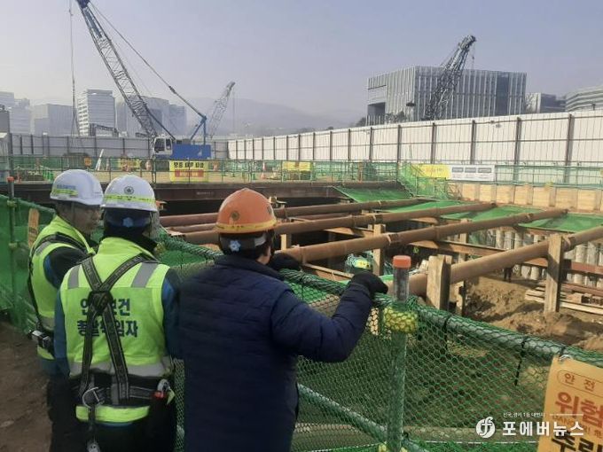 성남시 관계자들이 해빙기 재난사고 예방을 위해 건축공사장을 점검하고 있다.