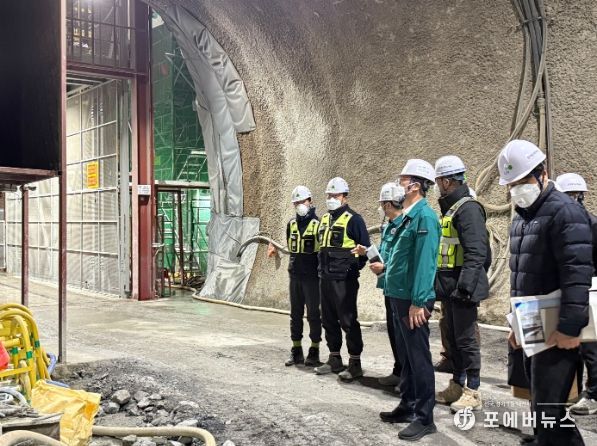 터널 공사 현장 점검 중인 김상수 부시장