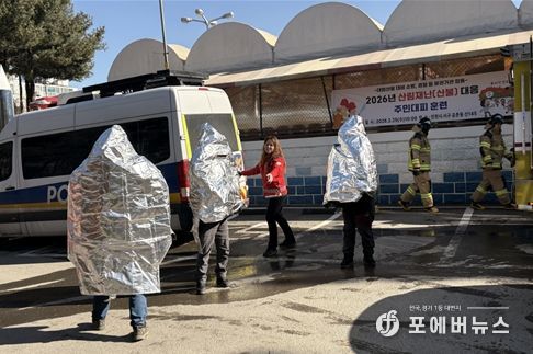 주민들이 방염포를 쓰고 차량으로 이동중