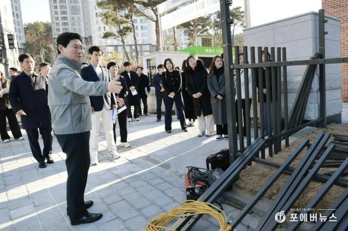 이상일 시장이 26일 용인솔빛초·중통합학교를 찾아 주요 시설을 살피고 있다