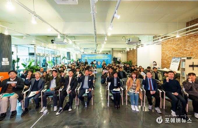 26일 순천시민공익활동지원센터에서 열린 2026 순천시 콘텐츠기업 투자유치 설명회에 참석 기업들이 기념촬영을 하고 있다.