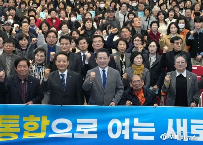 김영록 전라남도지사가 27일 광주 동구청에서 열린 ‘전남·광주 행정통합 광주 자치구 초청 타운홀미팅(동구)’에서 임택 광주동구청장 등 참석자들과 기념촬영을 하고 있다.