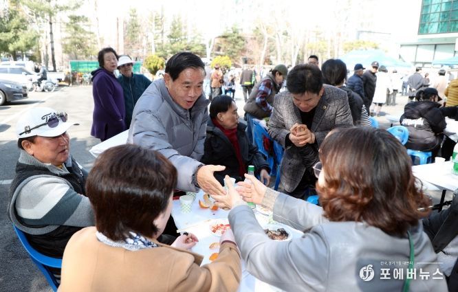 이재식 수원특례시의회 의장이 권선2동 정월대보름 척사대회에 참석해 주민들과 인사를 나누고 있다.