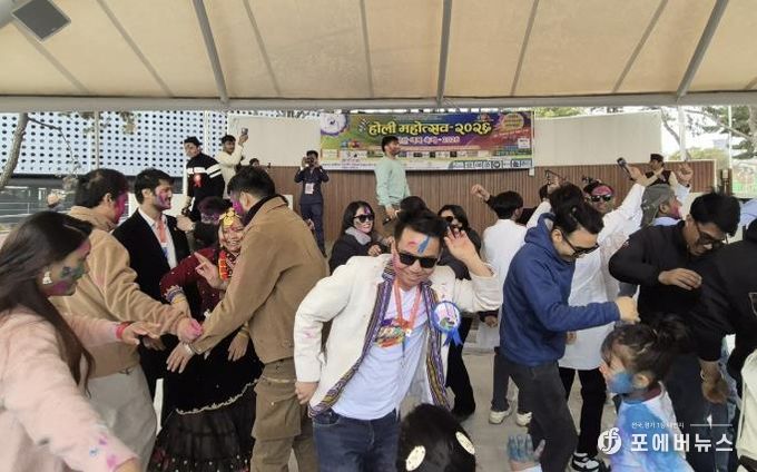 1일 외국인주민지원본부 야외무대에서 네팔 전통 명절 '홀리(Holi) 축제'가 진행중이다