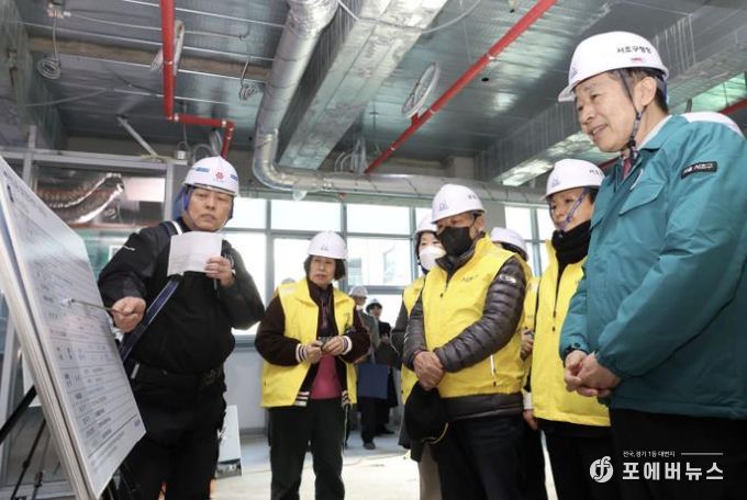 전성수 서초구청장(맨 오른쪽)이 3일 서초3동 열린문화센터 신축 현장에서 주민들과 함께 현장소장의 공사 추진현황과 안전조치 내역 브리핑을 청취하고 있다.