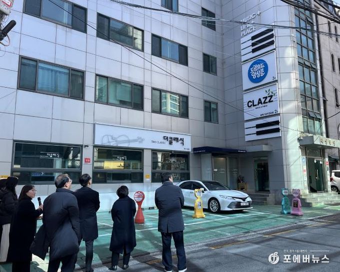 지난 2월 23일 ‘서리풀 악기거리 간판개선사업’에 대해 현장점검을 실시하고 있다.