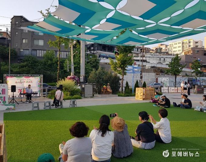 2025년 녹사평 광장에서 거리공연이 진행되고 있다