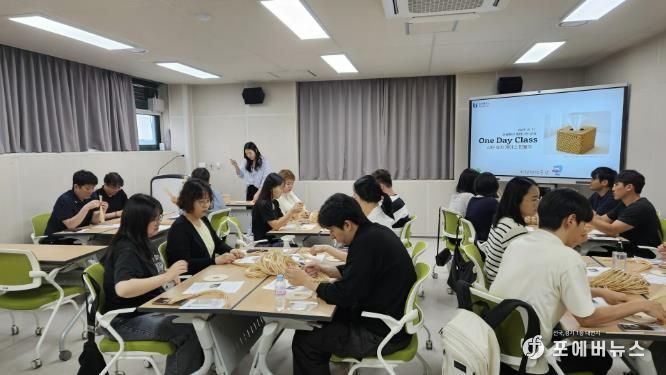 청년들이 원미청정구역에서 메이커스페이스 재봉틀 수업을 받고 있다.