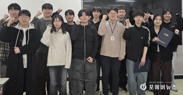 인천시사회서비스원은 인천시, 국정원 지부, 인하대, 인천대와 지난달 27일 인천대에서 ‘공공기관 웹 취약점 점검 프로젝트’ 성과 보고회를 갖고 기념 촬영을 하고 있다.