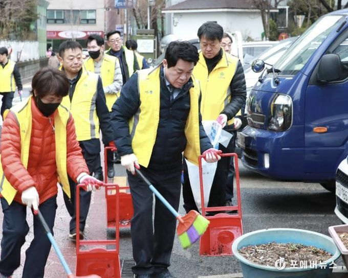 담배꽁초 등 무단투기 쓰레기를 청소하는 박준희 관악구청장(앞줄 오른쪽)