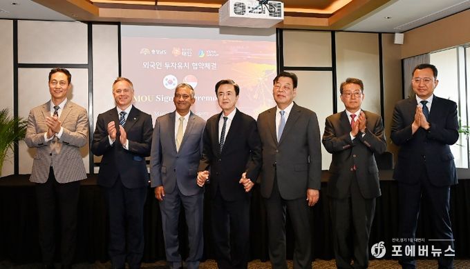 6일 싱가포르에서 투자협약을 맺는 모습.