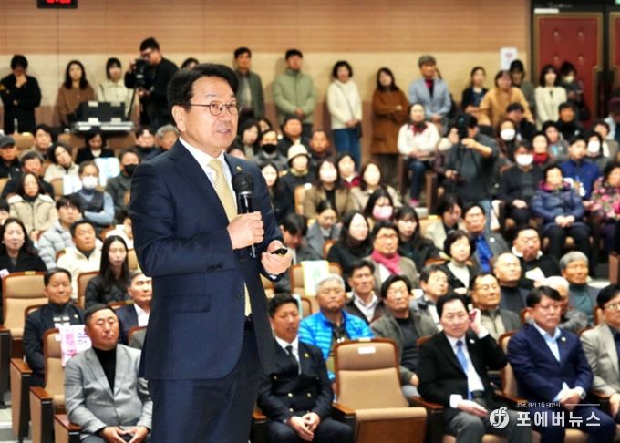 강기정 광주광역시장이 10일 완도 생활문화센터에서 '광주·전남 통합 완도군 상생토크’에 참석해 통합 이후 광주-완도 상생발전 방안을 군민들과 공유하고 있다. /광주광역시 제공