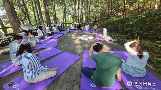 배우자와 함께하는 숲속 요가