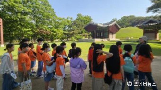 영휘원·숭인원을 견학하고 있는 학생들 모습