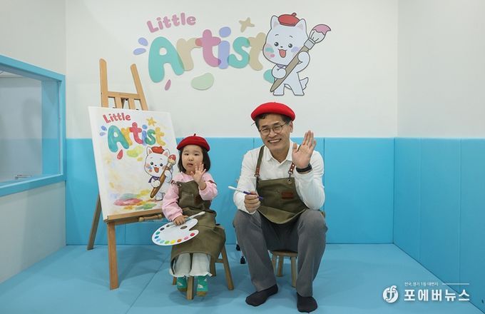 ‘서울형 키즈카페 목3동점’에서 어린이와 미술놀이 체험을 하고 있는 이기재 양천구청장