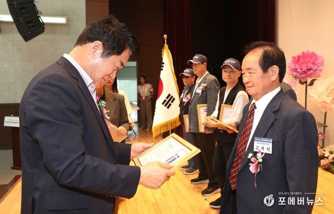 지난해 개최된 호국보훈의 달 기념행사에서 유공구민에게 표창장을 수여하는 박준희 관악구청장(왼쪽)