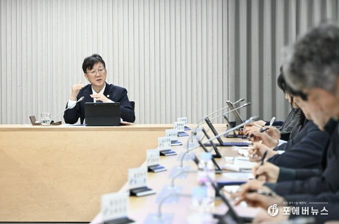 이민근 안산시장이 20일 디지털전환허브에서 진행된 현장간부회의에서 주요 전략사업의 진행 상황을 점검하며 부서 간 협력 방안을 논의하고 있다.