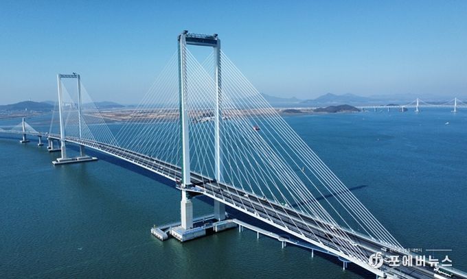청라하늘대교 전경. 오는 4월 6일부터 인천시민은 청라하늘대교를 무료로 이용할 수 있다. 3월 30일부터 통행료 감면시스템(intoll.incheon.go.kr)에 하이패스카드와 차량번호를 사전 등록해야 혜택을 받을 수 있다.