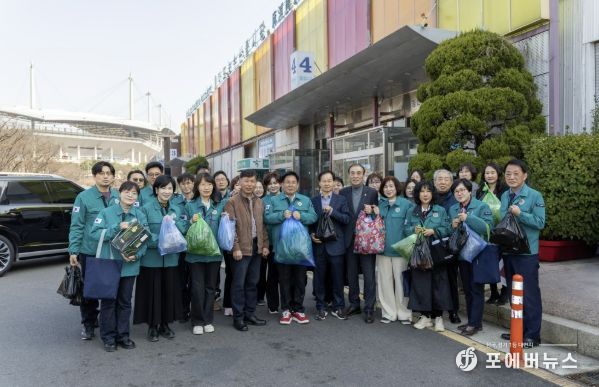 박강수 마포구청장과 간부들이 마포농수산물시장에서 직접 장을 보며 민생경제 회복에 힘을 보탰다.