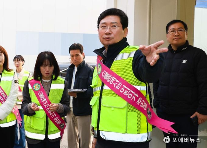 26일 포곡초후문 인근에서 이상일 시장이 통학로를 점검하고 있다