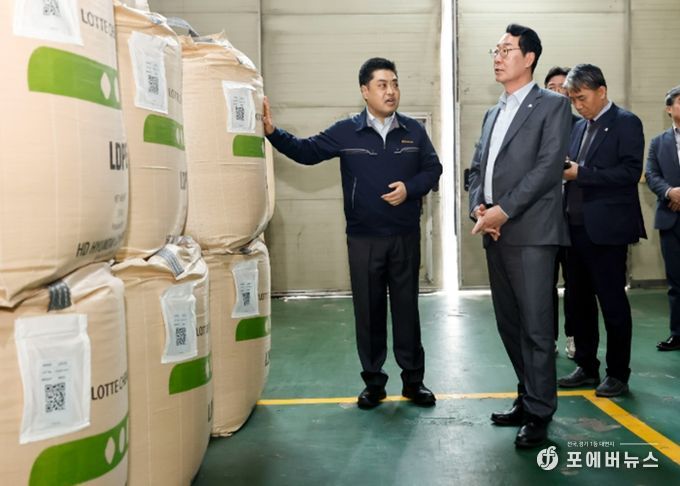 정명근 화성특례시장이 25일 관내 보온재 제조업체를 방문해 원재료 수급상황을 점검하고 있다.