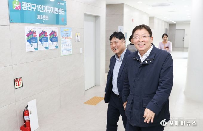 김경호 광진구청장이 지난 3월 24일 광진구 1인가구지원센터 2센터를 방문해 시설을 둘러보고 있다.