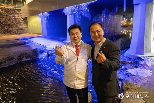 성북천 안감교에 조성된 ‘무지개분수’에서 25일 이필형 동대문구청장(왼쪽)과 이병윤 서울시의원이 기념촬영을 하고 있다