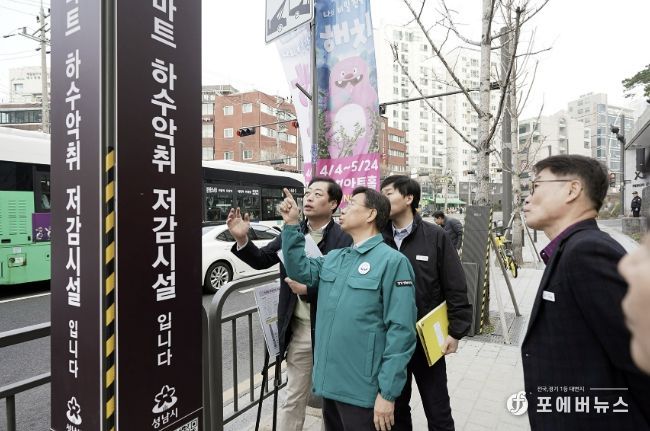 신상진 성남시장이 3월 26일 신흥2동에 있는 스마트 하수 악취 저감시설을 살펴보고 있다