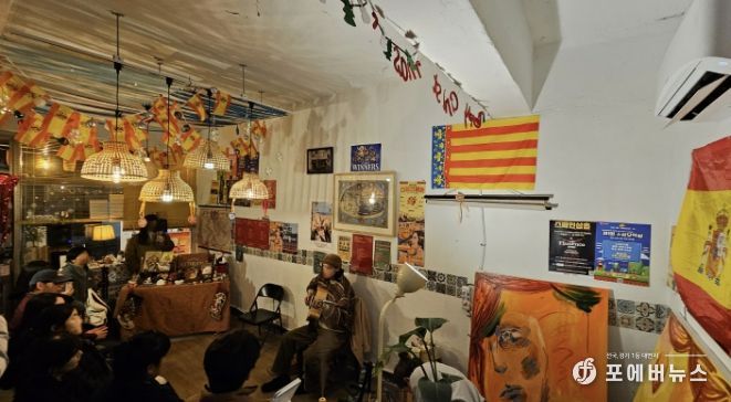 스페인삼촌에서 열리는 기타 공연