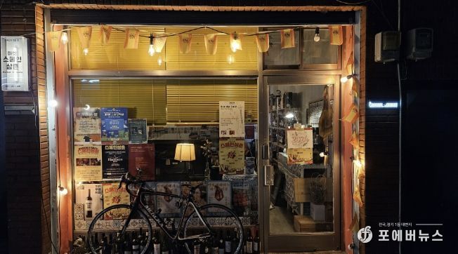 스페인삼촌 전경, 주황색등이 아늑한 분위기를 낸다.