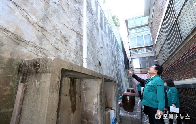 박일하 동작구청장이 13일, 동작구 사당동 한 주택가에서 해빙기를 맞아 노후 옹벽·석축 등 안전사고 예방을 위한 현장 점검을 하고 있다.