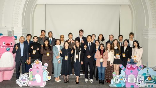 제1회 서울 명예시민 네트워킹 데이에 참석한 명예시민들과 김길영 도시계획균형위원회 위원장, 김수덕 글로벌도시정책관 다함께