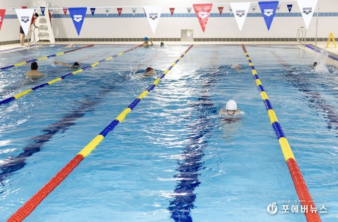영등포구 신길 책마루 문화센터 수영장을 이용 중인 모습